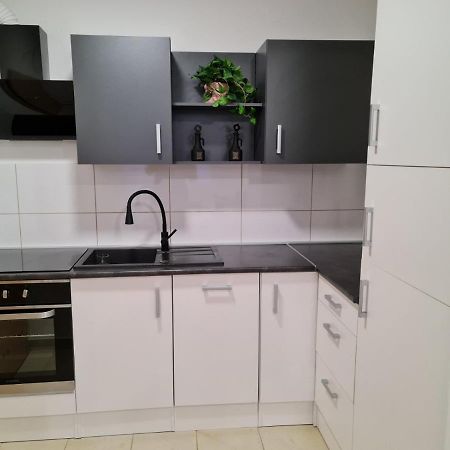 Apartman Vinyl - Self Chek-In Osijek Exterior foto