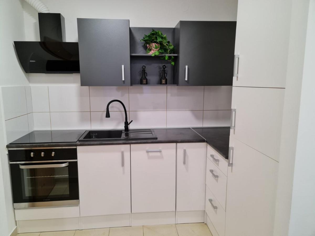 Apartman Vinyl - Self Chek-In Osijek Exterior foto